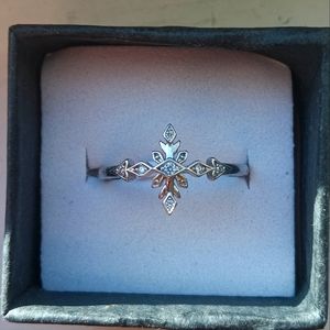 Beautiful Snowflake Designed CZ Diamond Ring (Size 7)